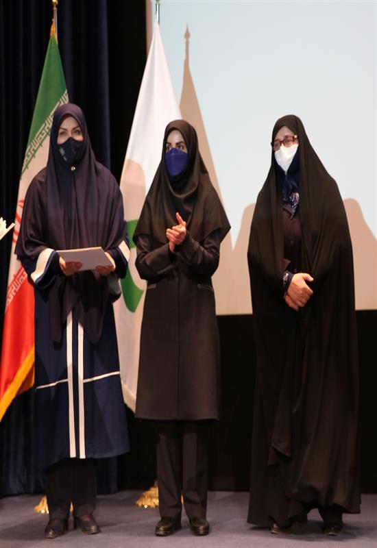تجلیل از مدیر روابط عمومی دانشگاه الزهرا (س) در آیین بزرگداشت روز جهانی ارتباطات و روابط عمومی